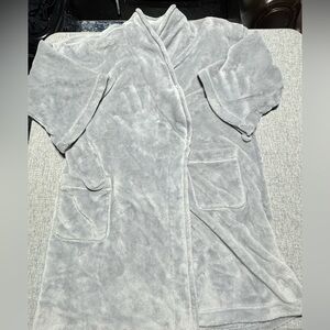 Stars Above Women’s Grey Knee Length Fuzzy Robe Size Medium / Large